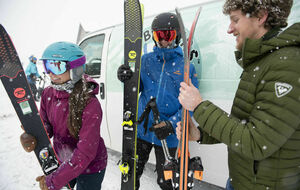 Men and women with skis